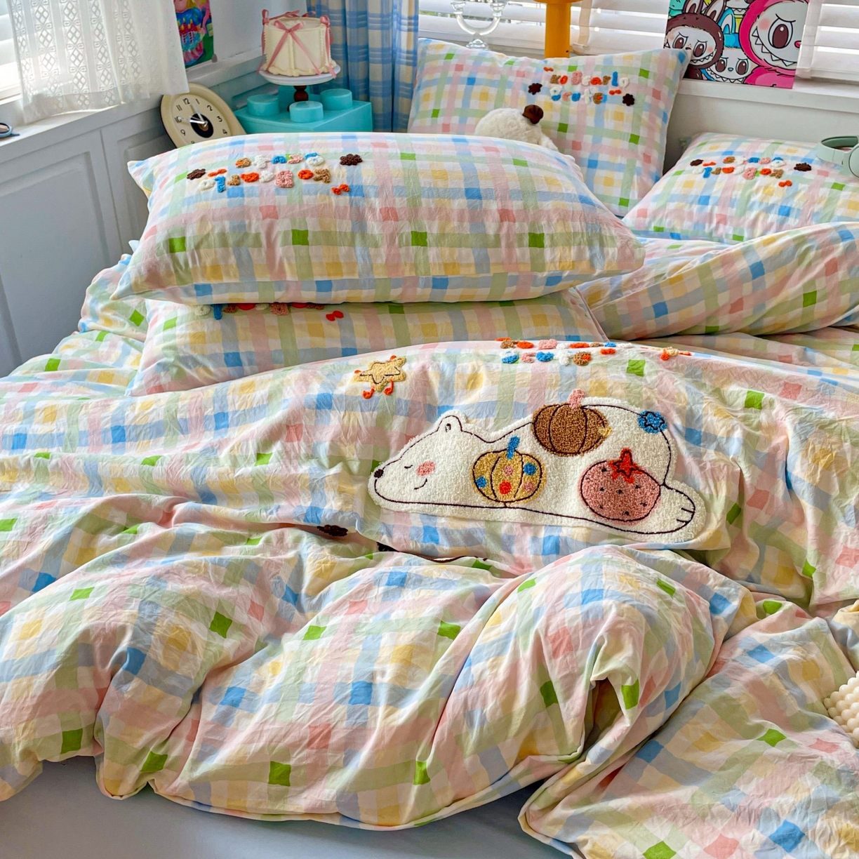 91家纺网 家纺一手货源 找家纺 凯洛奇 2025新款趴趴熊毛巾绣四件套（提供买家秀） 趴趴熊-多彩格