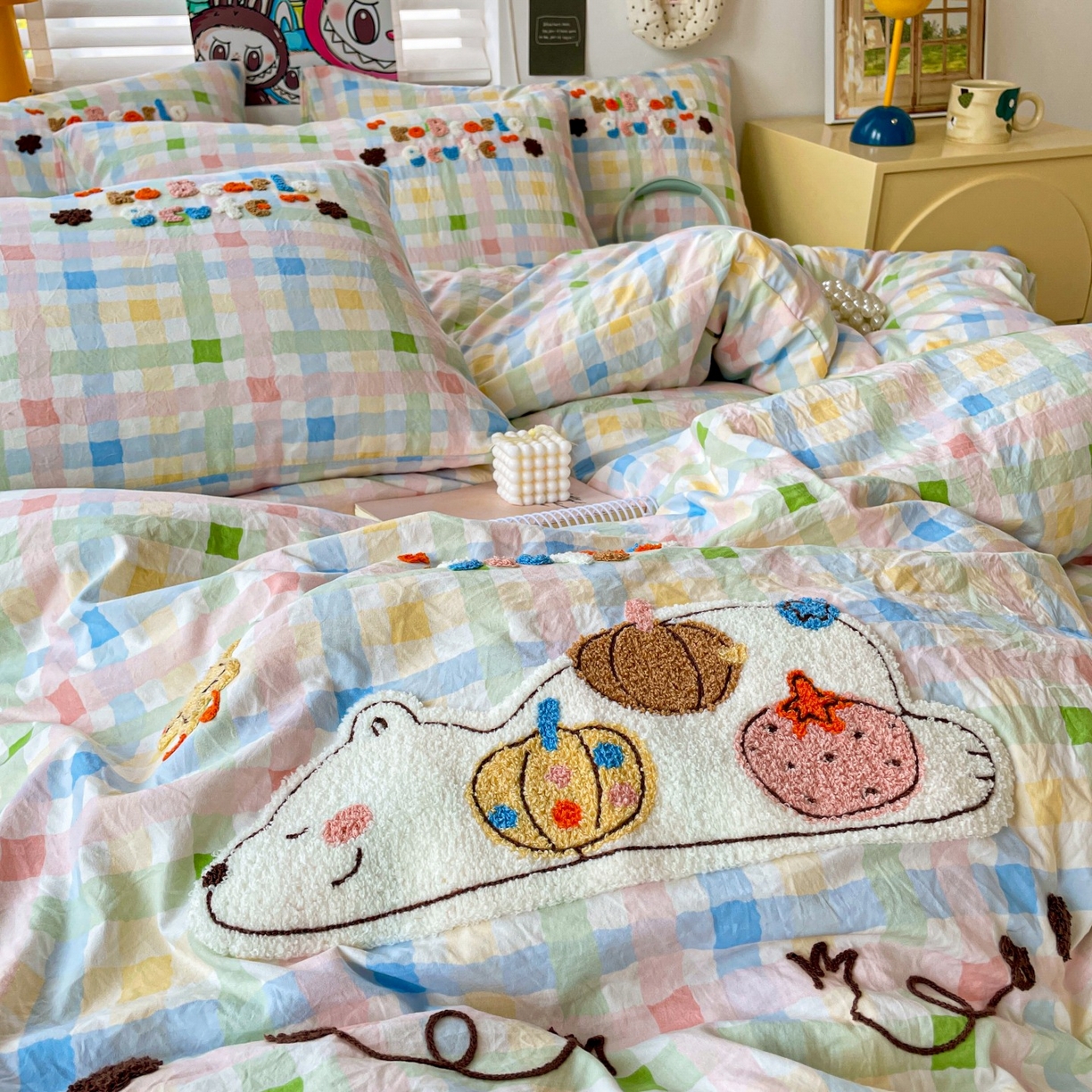 91家纺网 家纺一手货源 找家纺 凯洛奇 2025新款趴趴熊毛巾绣四件套（提供买家秀） 趴趴熊-多彩格