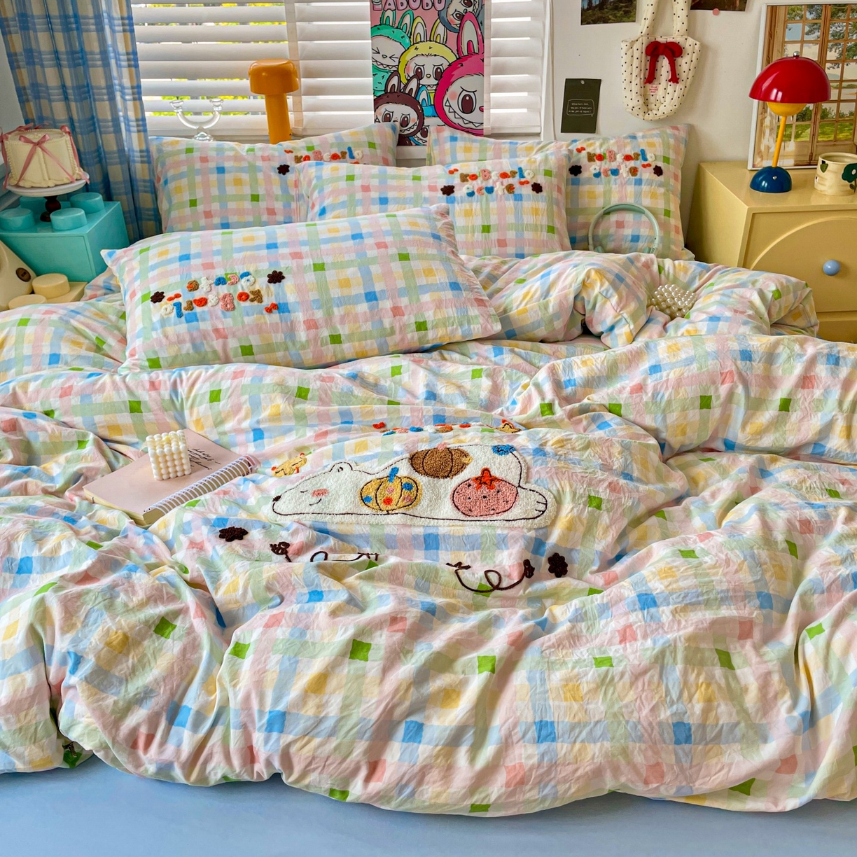 91家纺网 家纺一手货源 找家纺 凯洛奇 2025新款趴趴熊毛巾绣四件套（提供买家秀） 趴趴熊-多彩格