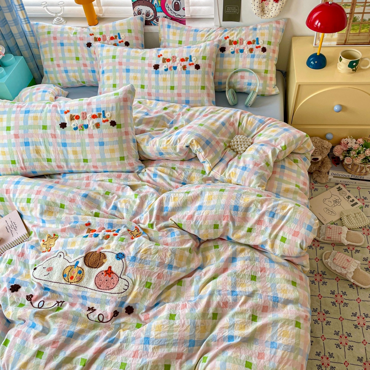 91家纺网 家纺一手货源 找家纺 凯洛奇 2025新款趴趴熊毛巾绣四件套（提供买家秀） 趴趴熊-多彩格