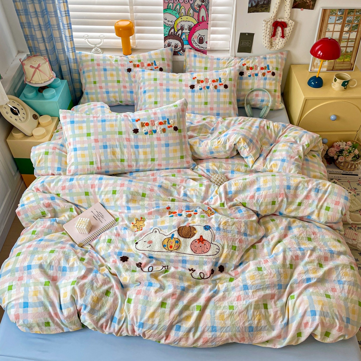 91家纺网 家纺一手货源 找家纺 凯洛奇 2025新款趴趴熊毛巾绣四件套（提供买家秀） 趴趴熊-多彩格