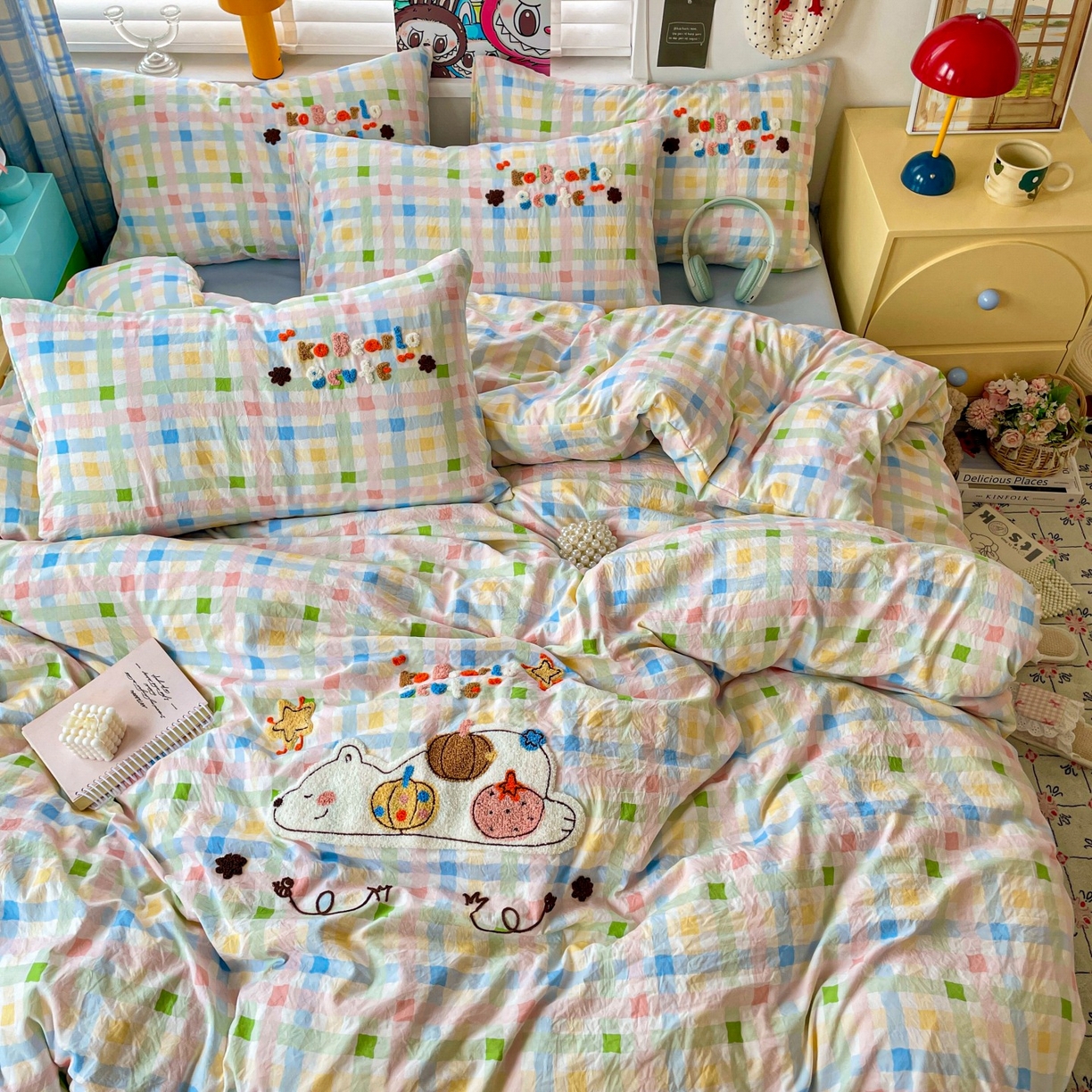 91家纺网 家纺一手货源 找家纺 凯洛奇 2025新款趴趴熊毛巾绣四件套（提供买家秀） 趴趴熊-多彩格