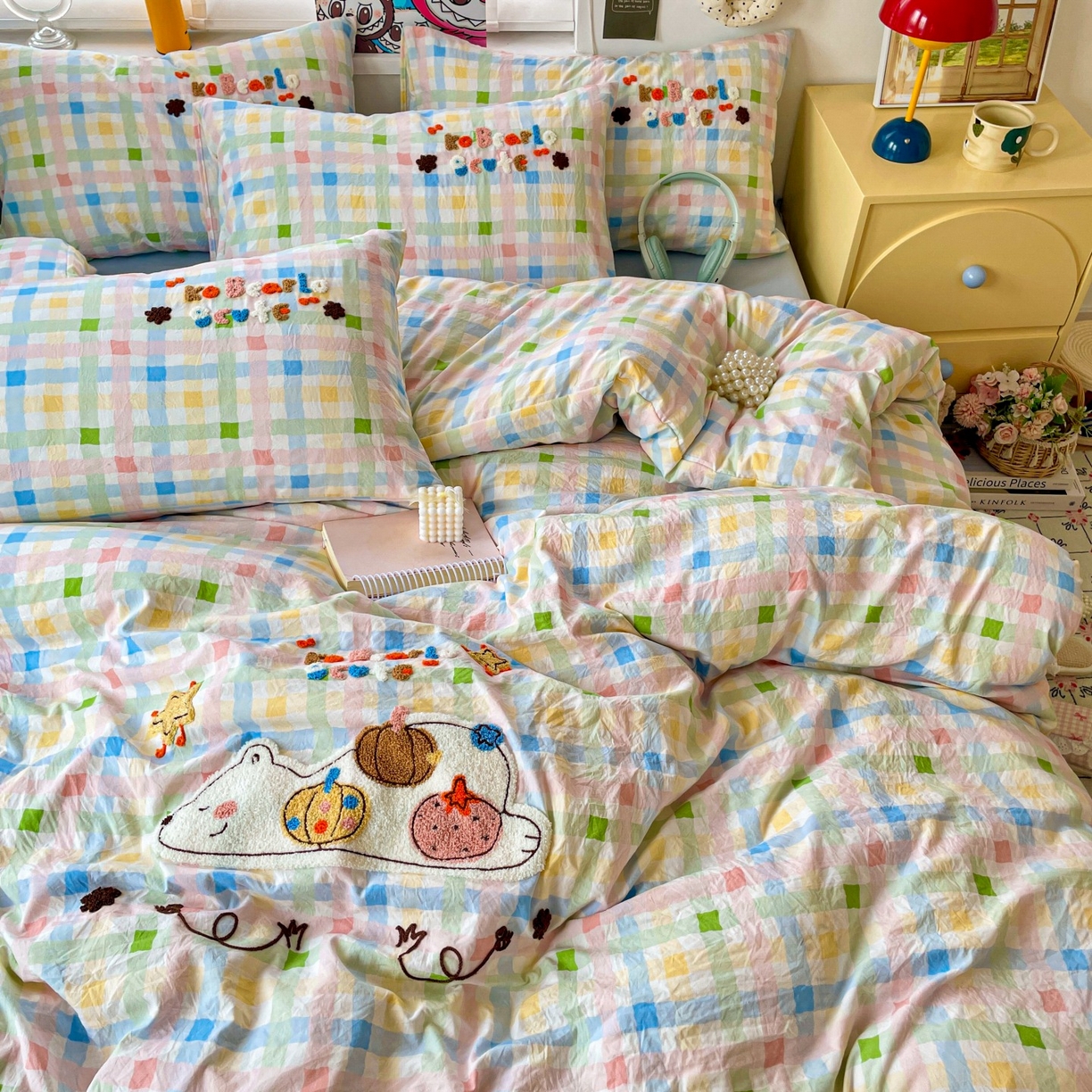 91家纺网 家纺一手货源 找家纺 凯洛奇 2025新款趴趴熊毛巾绣四件套（提供买家秀） 趴趴熊-多彩格