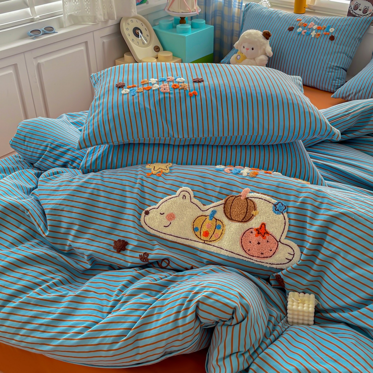 91家纺网 家纺一手货源 找家纺 凯洛奇 2025新款趴趴熊毛巾绣四件套（提供买家秀） 趴趴熊-蓝条条