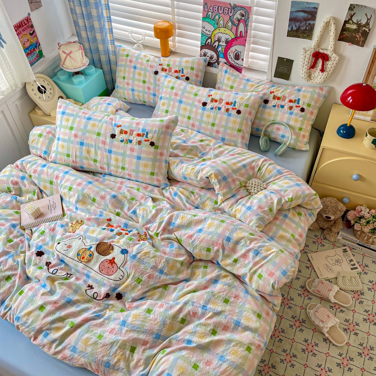 91家纺网 家纺一手货源 找家纺 凯洛奇 2025新款趴趴熊毛巾绣四件套（提供买家秀） 趴趴熊-多彩格