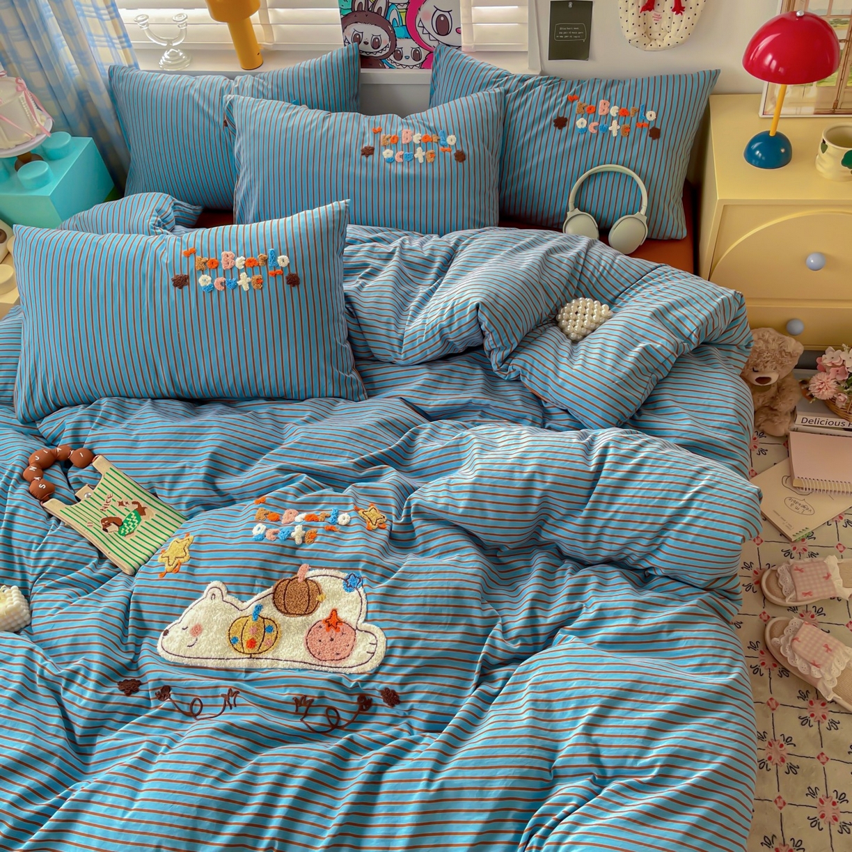 91家纺网 家纺一手货源 找家纺 凯洛奇 2025新款趴趴熊毛巾绣四件套（提供买家秀） 趴趴熊-蓝条条