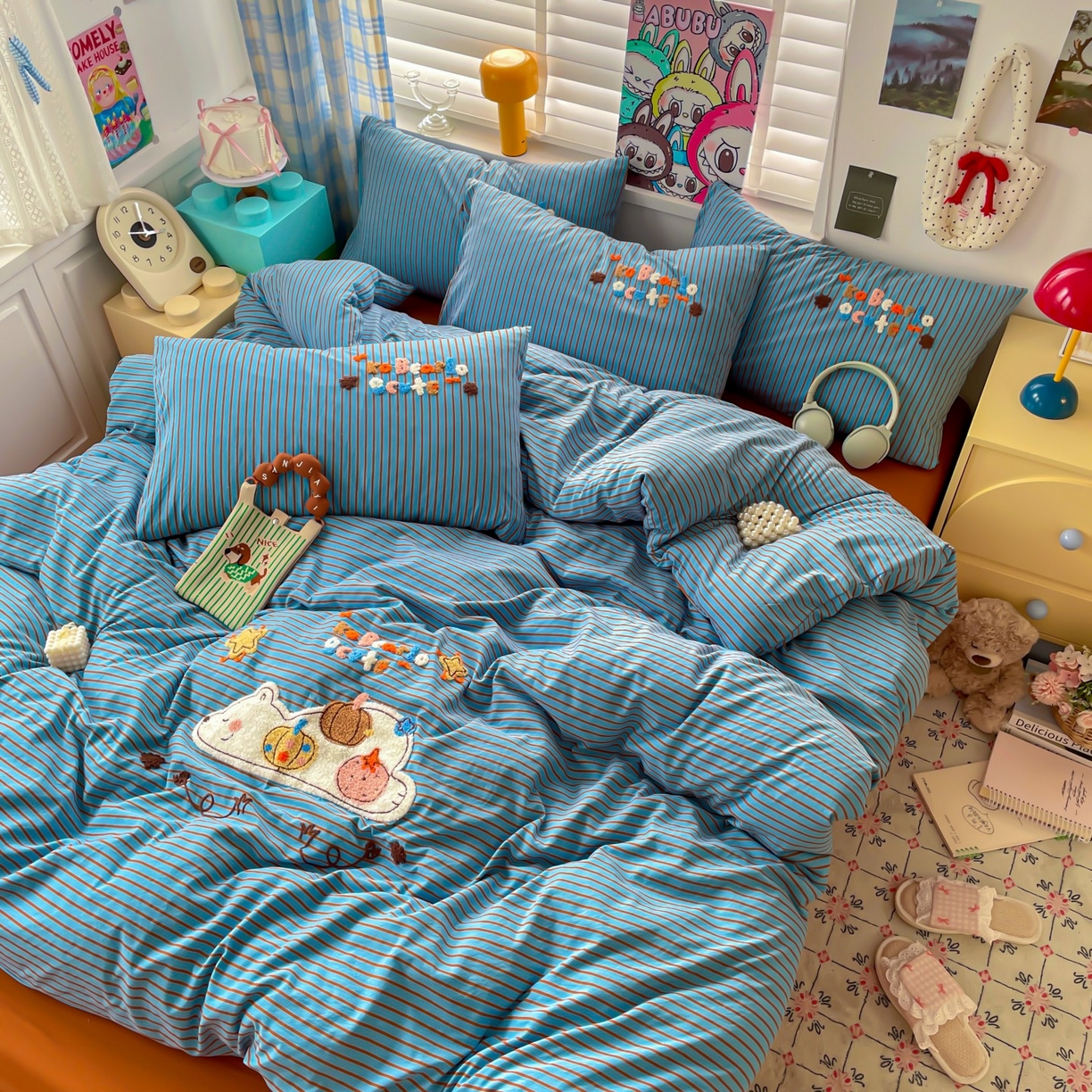 91家纺网 家纺一手货源 找家纺 凯洛奇 2025新款趴趴熊毛巾绣四件套（提供买家秀） 趴趴熊-蓝条条