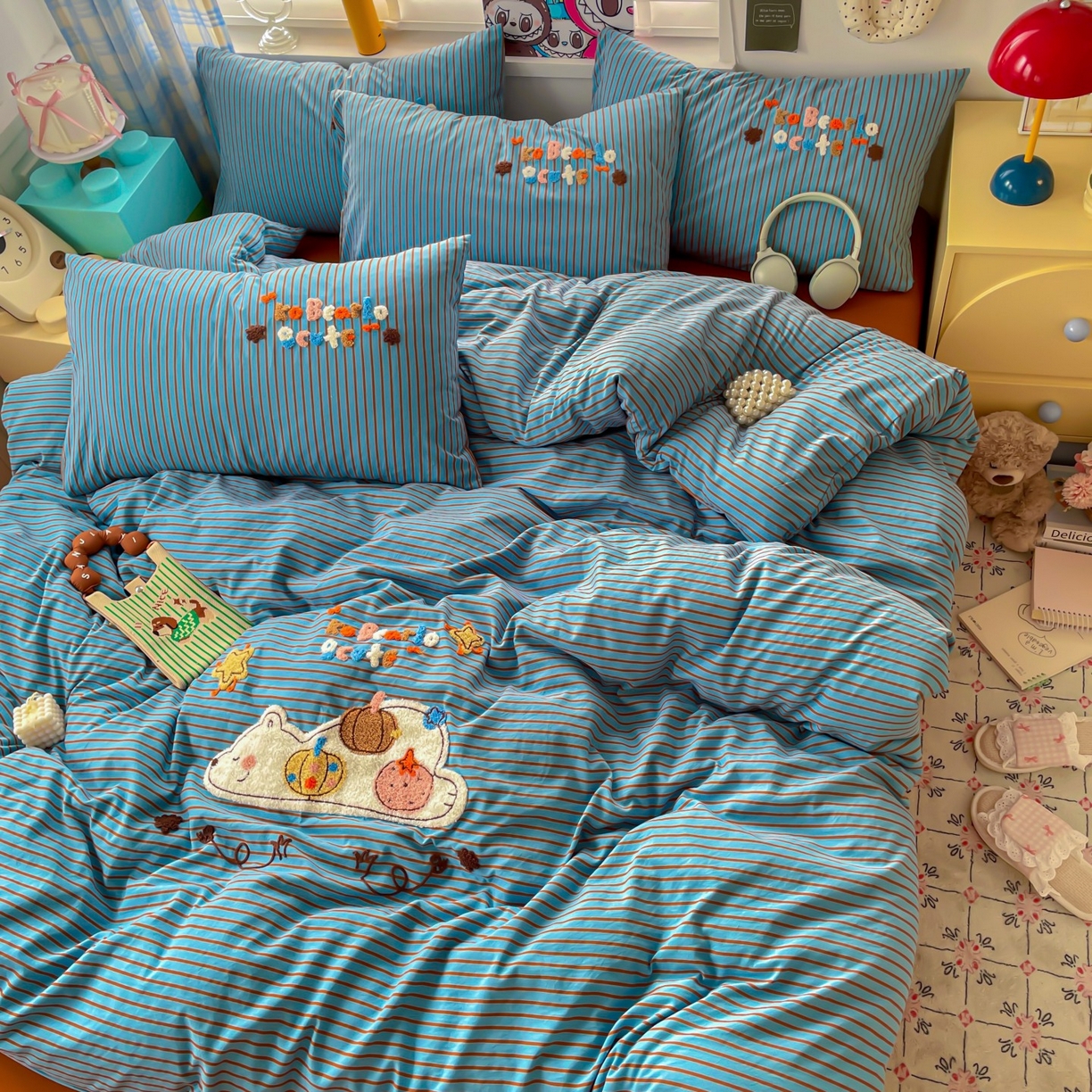 91家纺网 家纺一手货源 找家纺 凯洛奇 2025新款趴趴熊毛巾绣四件套（提供买家秀） 趴趴熊-蓝条条