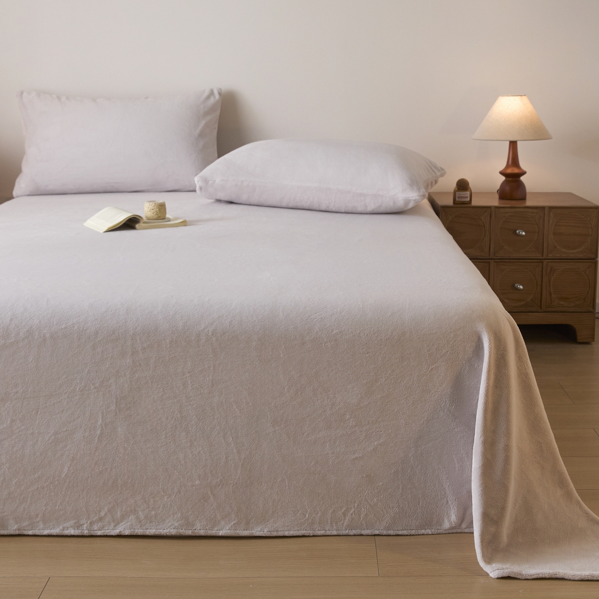91家纺网 家纺一手货源 找家纺 小叮当家纺仓储工厂店 2025新款牛奶绒简约纯色单床单 床单单件 浅米灰-cd