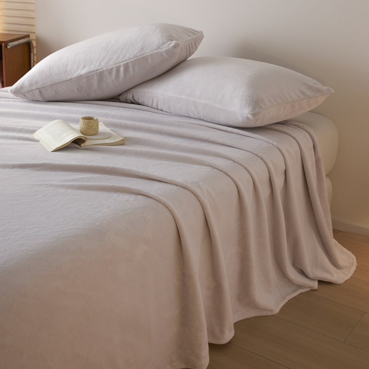 91家纺网 家纺一手货源 找家纺 小叮当家纺仓储工厂店 2025新款牛奶绒简约纯色单床单 床单单件 浅米灰-cd