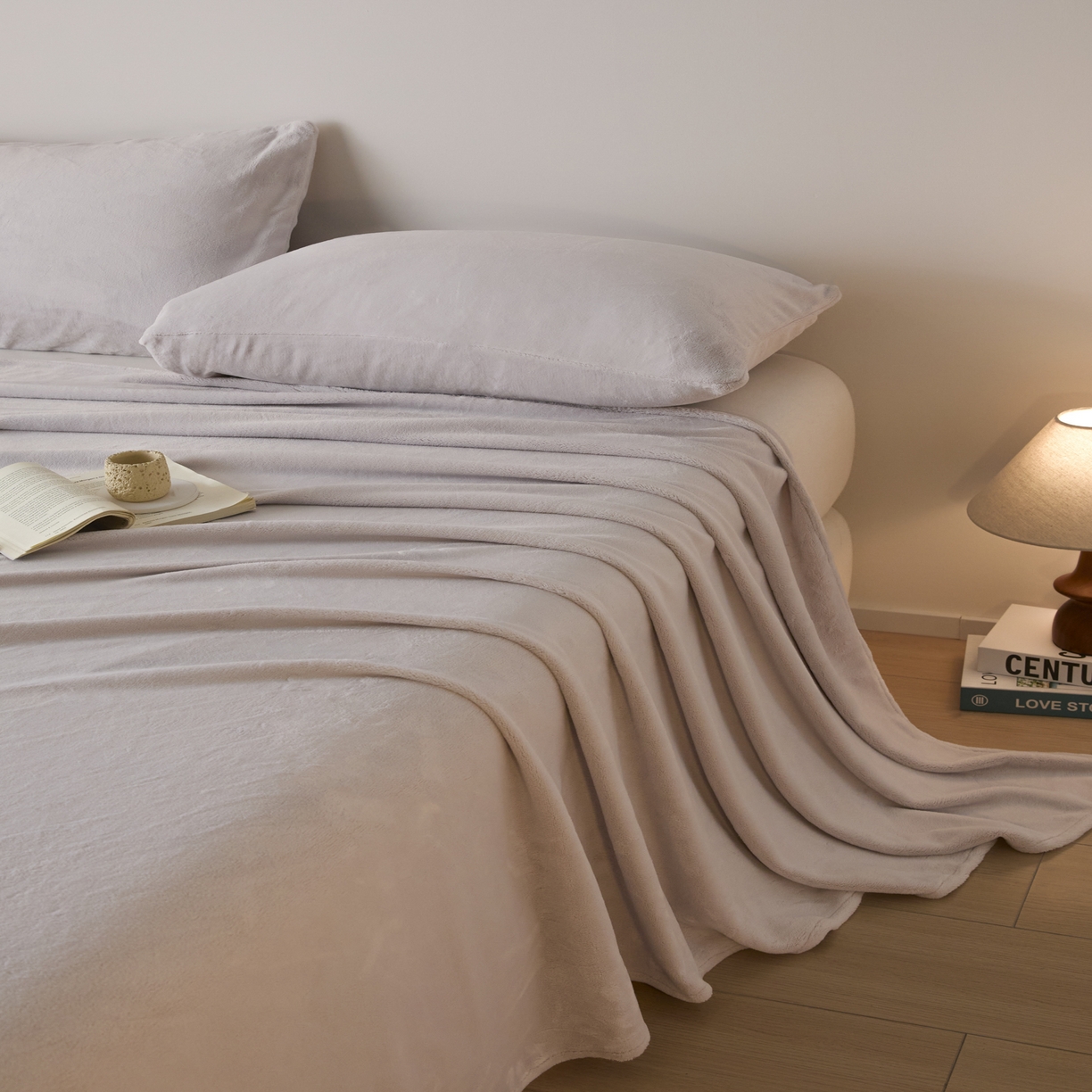 91家纺网 家纺一手货源 找家纺 小叮当家纺仓储工厂店 2025新款牛奶绒简约纯色单床单 床单单件 浅米灰-cd