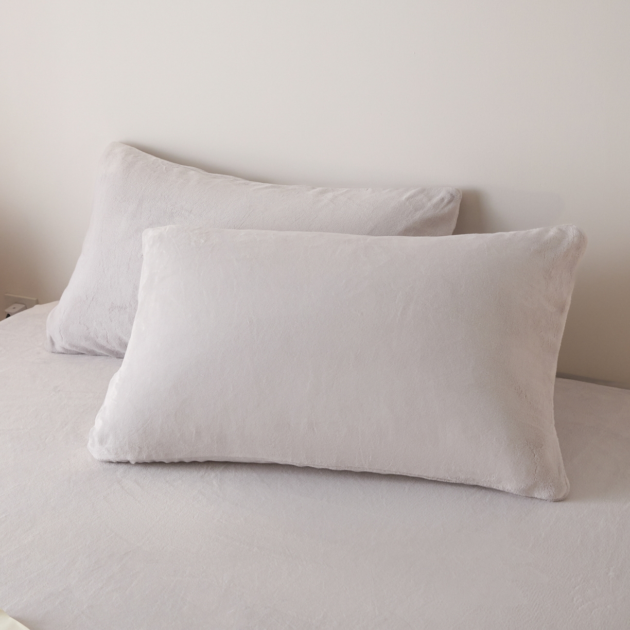 91家纺网 家纺一手货源 找家纺 小叮当家纺仓储工厂店 2025新款牛奶绒简约纯色单床单 床单单件 浅米灰-cd