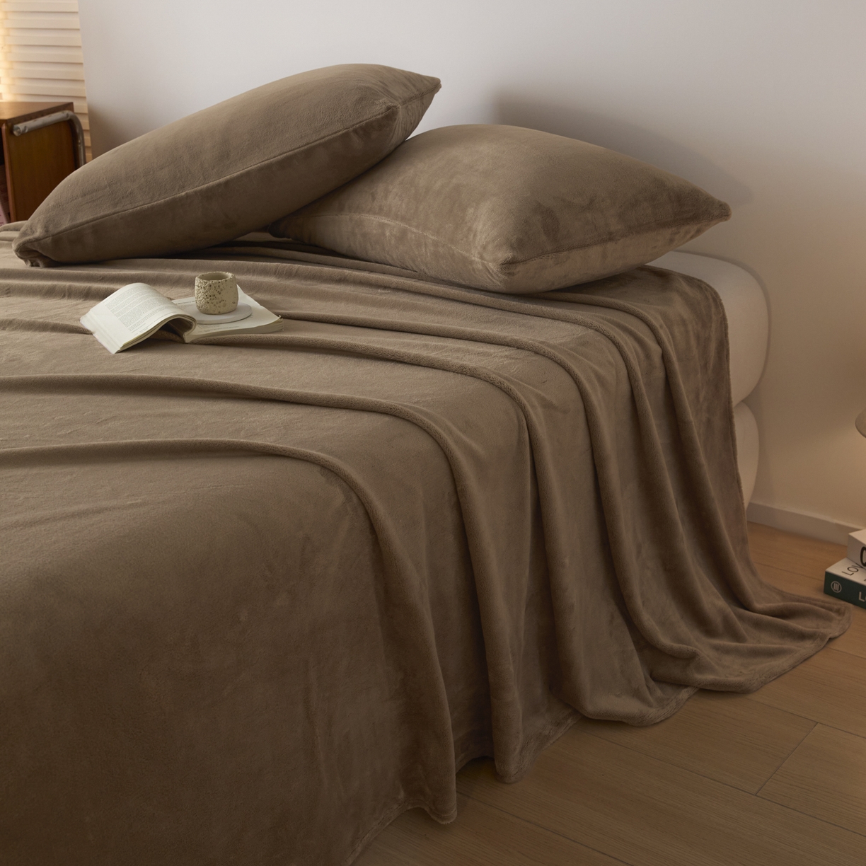 91家纺网 家纺一手货源 找家纺 小叮当家纺仓储工厂店 2025新款牛奶绒简约纯色单床单 床单单件 奶茶咖-cd