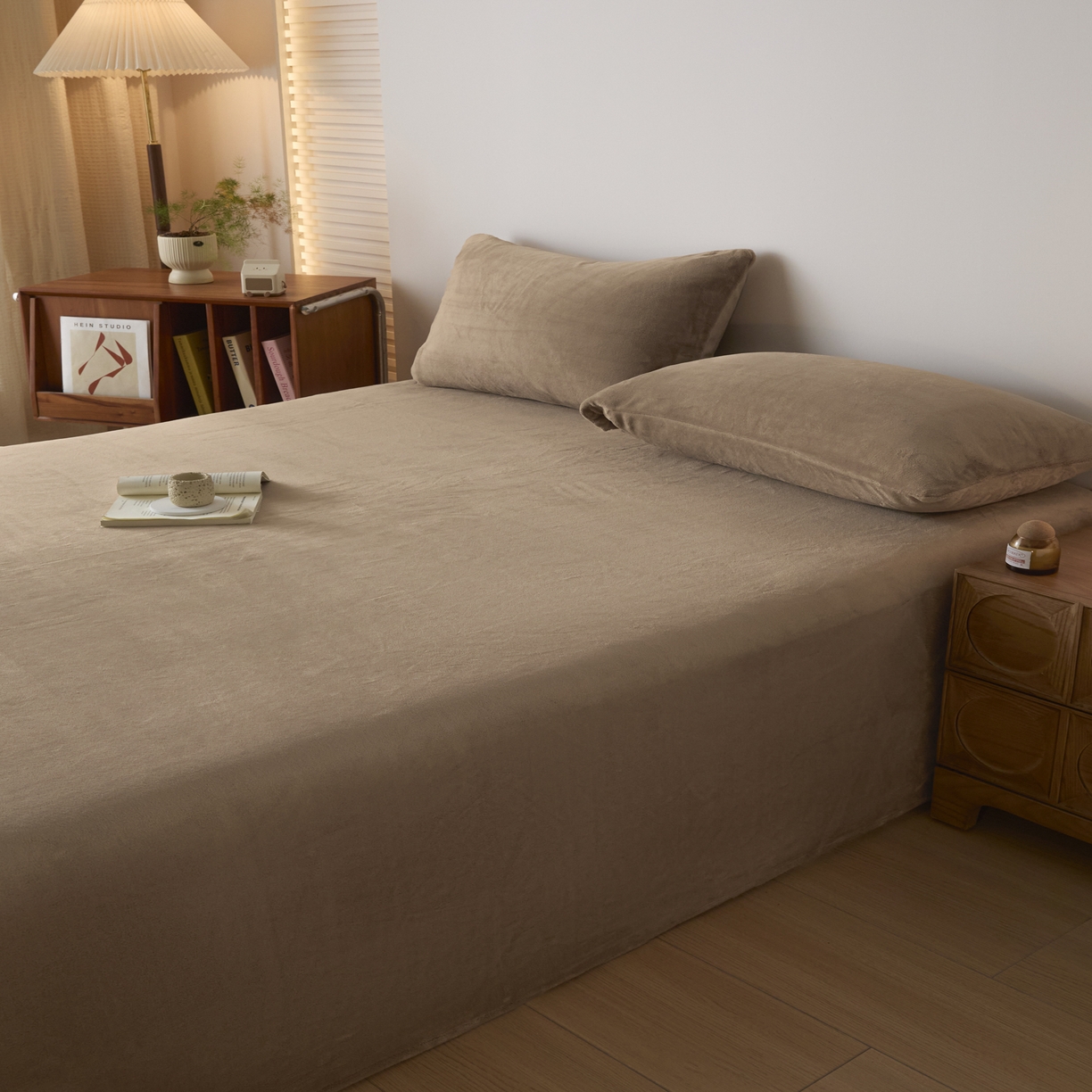 91家纺网 家纺一手货源 找家纺 小叮当家纺仓储工厂店 2025新款牛奶绒简约纯色单床单 床单单件 奶茶咖-cd