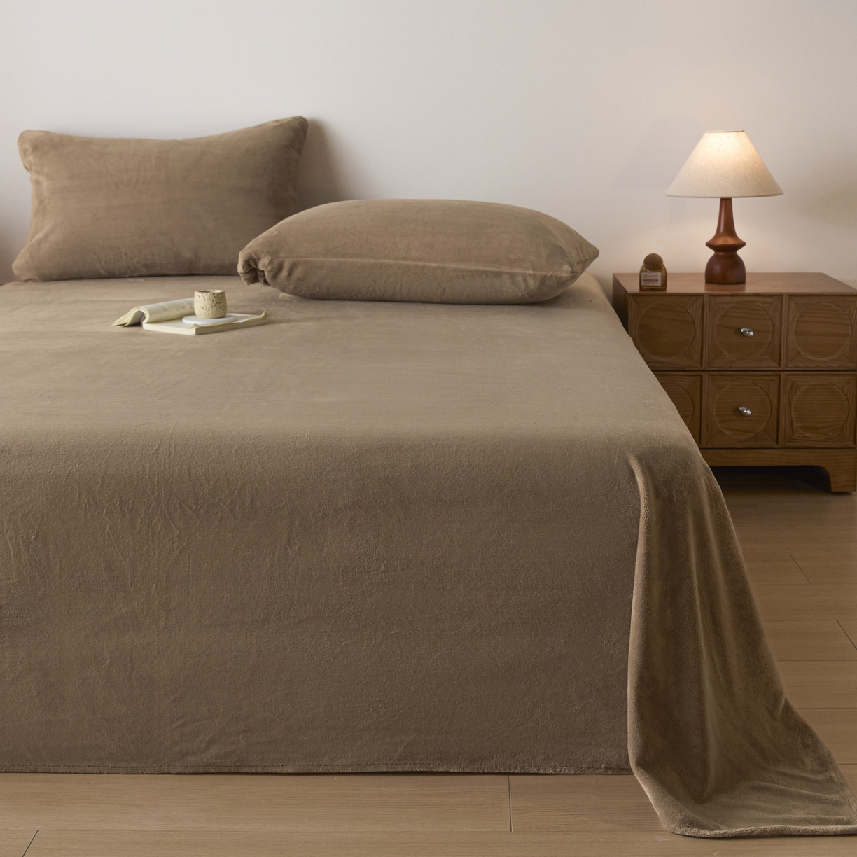 91家纺网 家纺一手货源 找家纺 小叮当家纺仓储工厂店 2025新款牛奶绒简约纯色单床单 床单单件 奶茶咖-cd