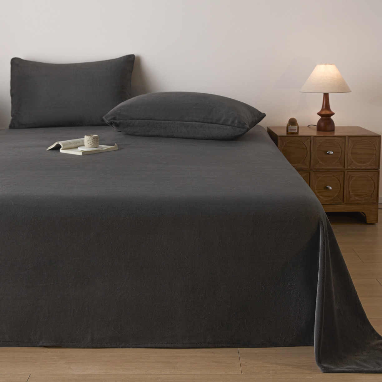 91家纺网 家纺一手货源 找家纺 小叮当家纺仓储工厂店 2025新款牛奶绒简约纯色单床单 床单单件 深灰-cd