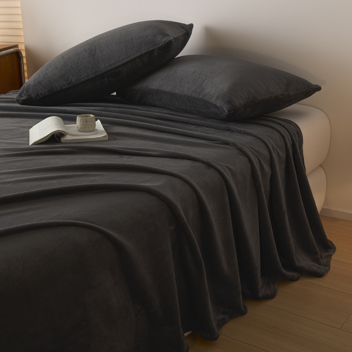 91家纺网 家纺一手货源 找家纺 小叮当家纺仓储工厂店 2025新款牛奶绒简约纯色单床单 床单单件 深灰-cd