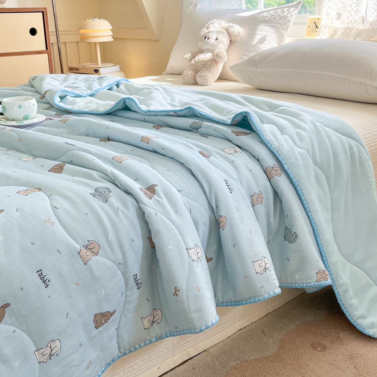 91家纺网 家纺一手货源 找家纺 小叮当家纺仓储工厂店 2025新款全棉双层纱牛奶绒毛毯毯子 双层纱毛毯-玩偶小兔