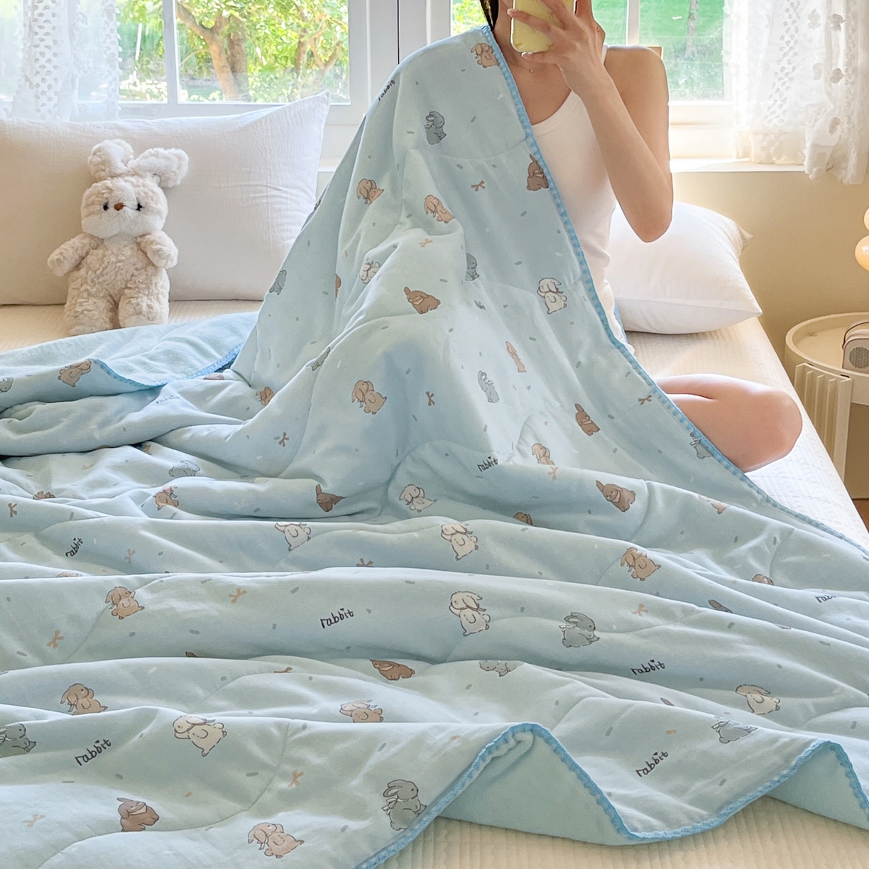 91家纺网 家纺一手货源 找家纺 小叮当家纺仓储工厂店 2025新款全棉双层纱牛奶绒毛毯毯子 双层纱毛毯-玩偶小兔