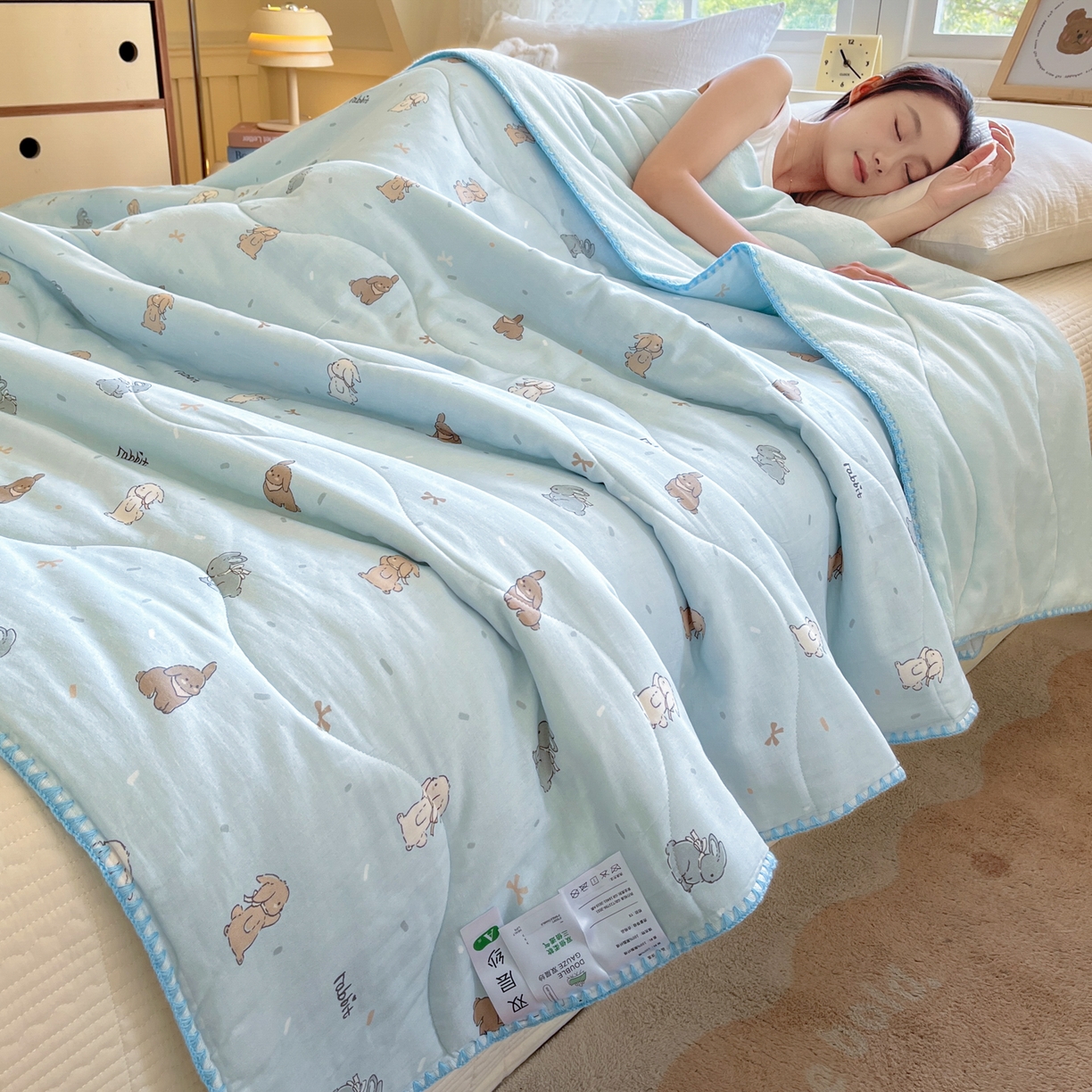 91家纺网 家纺一手货源 找家纺 小叮当家纺仓储工厂店 2025新款全棉双层纱牛奶绒毛毯毯子 双层纱毛毯-玩偶小兔