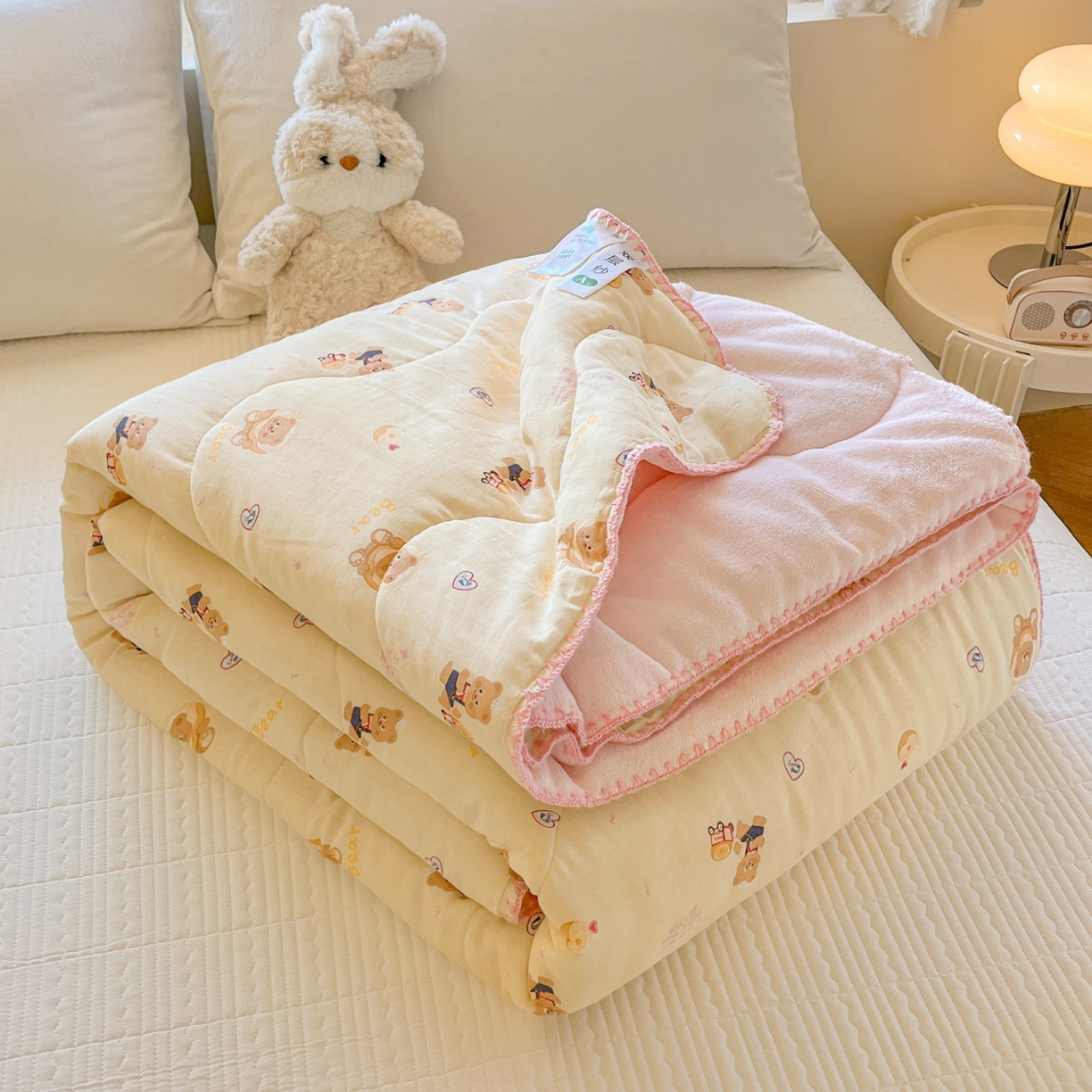 91家纺网 家纺一手货源 找家纺 小叮当家纺仓储工厂店 2025新款全棉双层纱牛奶绒毛毯毯子 双层纱毛毯-小熊故事