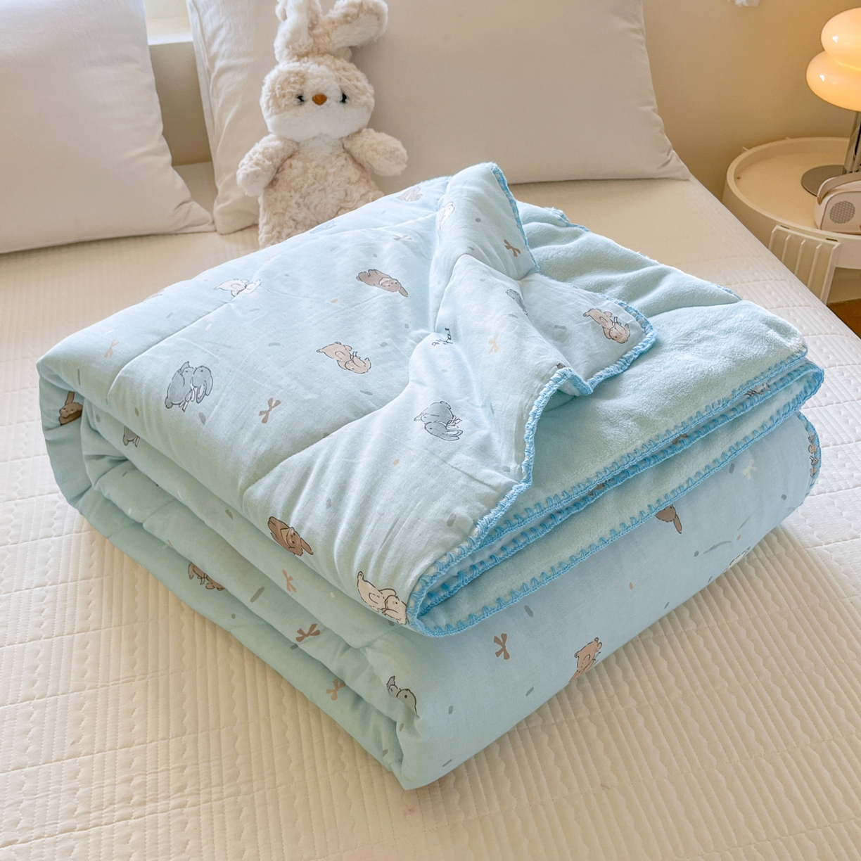 91家纺网 家纺一手货源 找家纺 小叮当家纺仓储工厂店 2025新款全棉双层纱牛奶绒毛毯毯子 双层纱毛毯-玩偶小兔