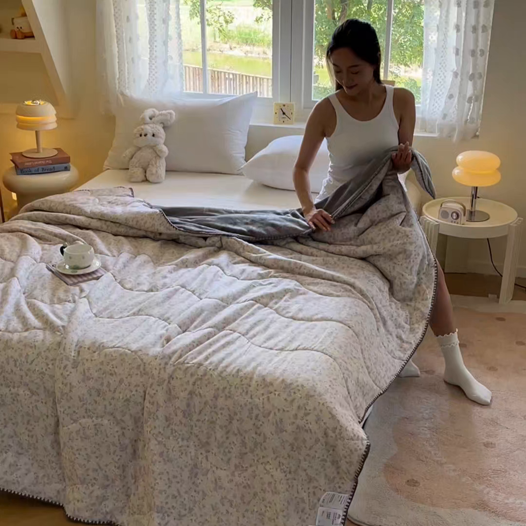 91家纺网 家纺一手货源 找家纺 小叮当家纺仓储工厂店 2025新款全棉双层纱牛奶绒毛毯毯子 双层纱毛毯-风信紫