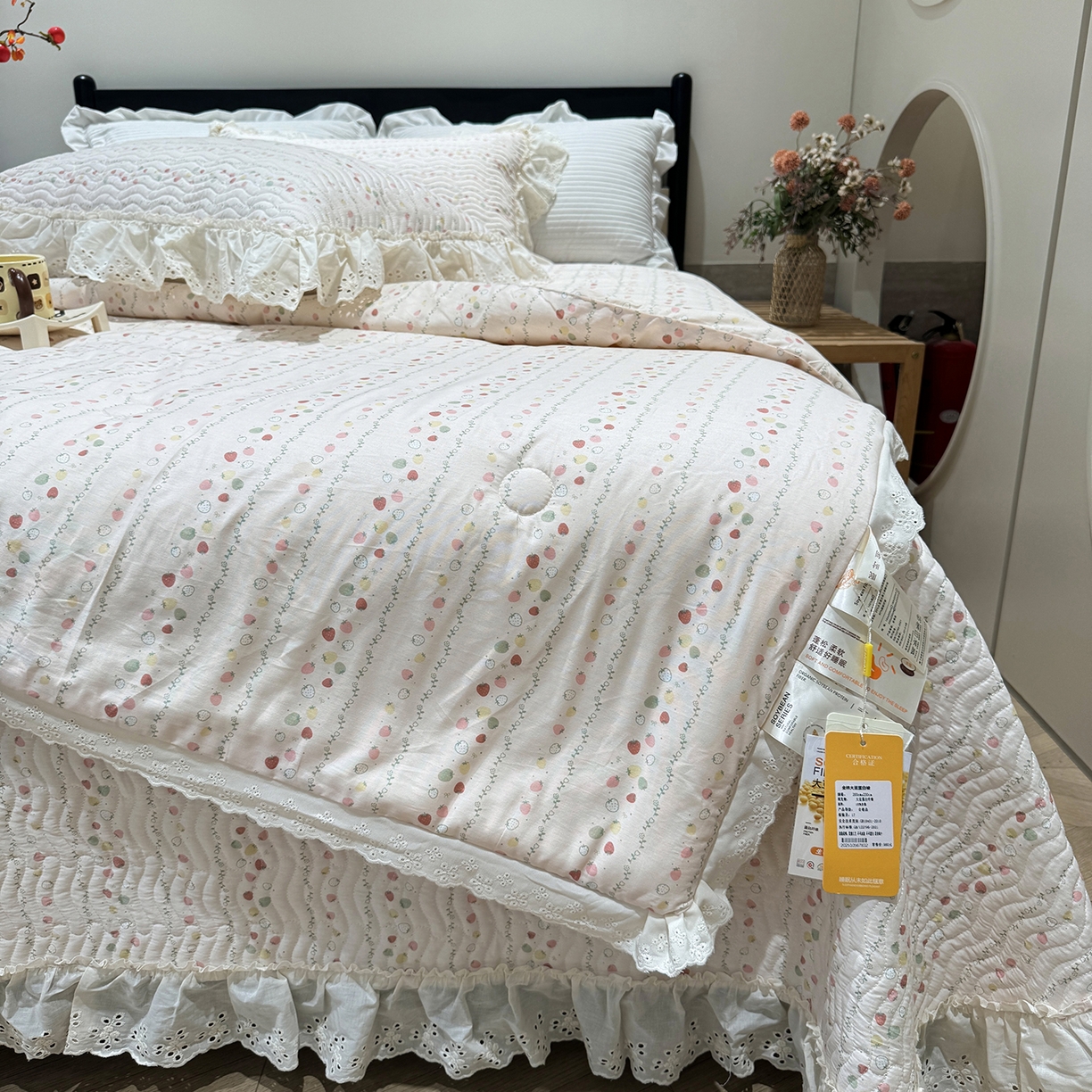 91家纺网 家纺一手货源 找家纺 莱豫家纺 2025新款全棉花边四季被5斤有同款床盖三件套 草莓酱