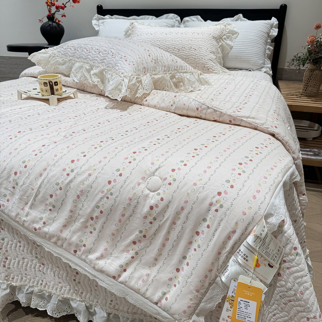 91家纺网 家纺一手货源 找家纺 莱豫家纺 2025新款全棉花边四季被5斤有同款床盖三件套 草莓酱