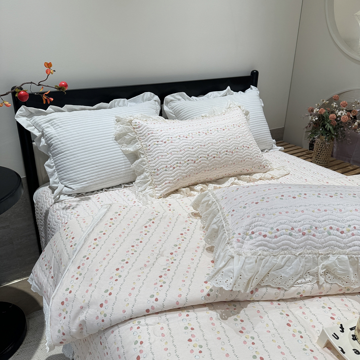 91家纺网 家纺一手货源 找家纺 莱豫家纺 2025新款全棉花边四季被5斤有同款床盖三件套 草莓酱