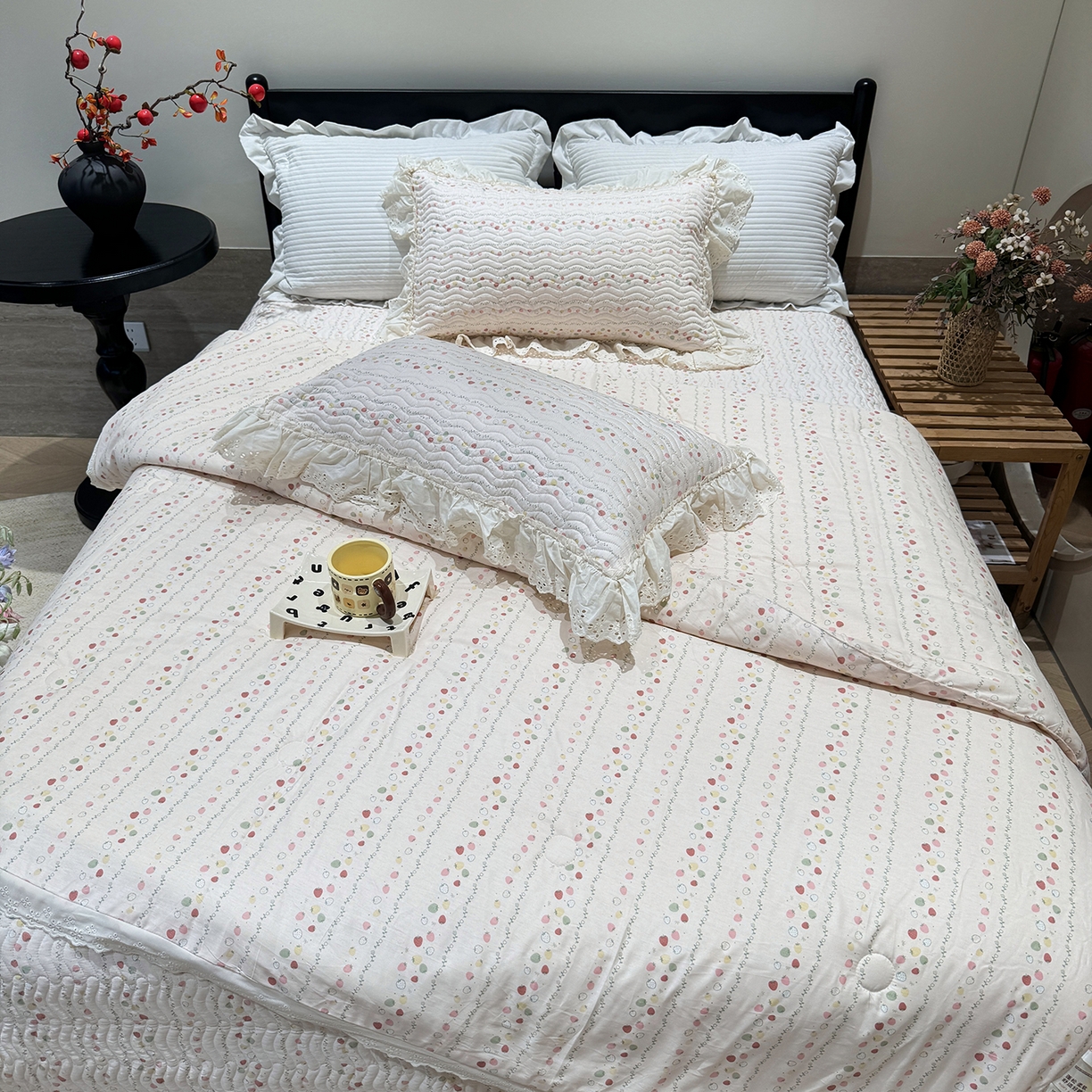 91家纺网 家纺一手货源 找家纺 莱豫家纺 2025新款全棉花边四季被5斤有同款床盖三件套 草莓酱