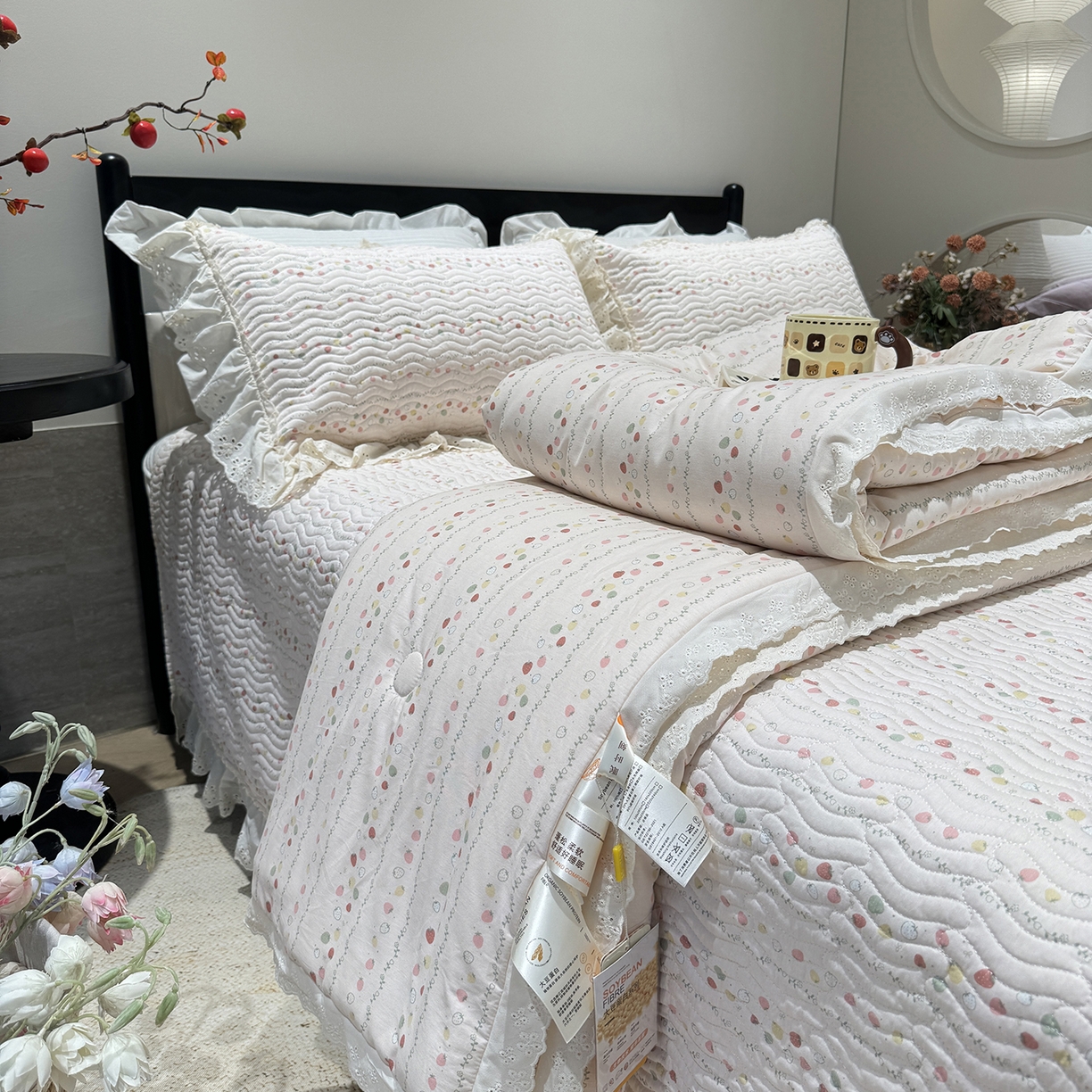 91家纺网 家纺一手货源 找家纺 莱豫家纺 2025新款全棉花边四季被5斤有同款床盖三件套 草莓酱