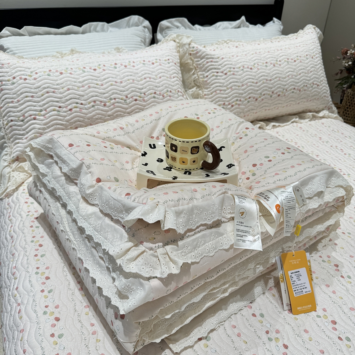 91家纺网 家纺一手货源 找家纺 莱豫家纺 2025新款全棉花边四季被5斤有同款床盖三件套 草莓酱