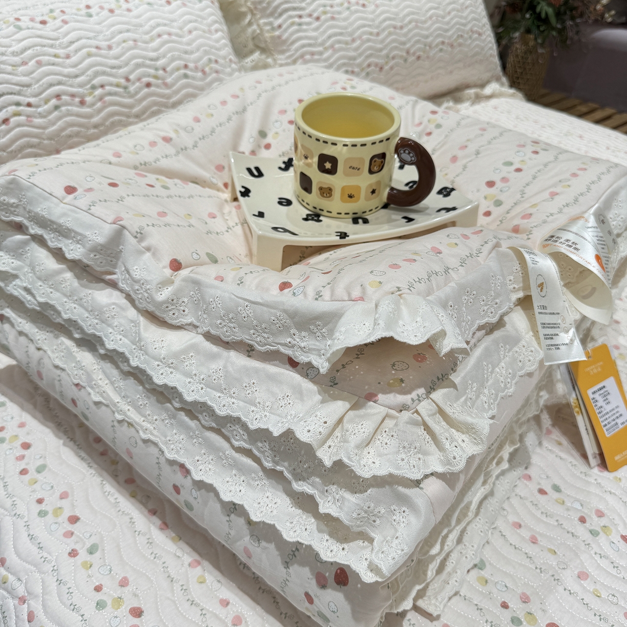 91家纺网 家纺一手货源 找家纺 莱豫家纺 2025新款全棉花边四季被5斤有同款床盖三件套 草莓酱