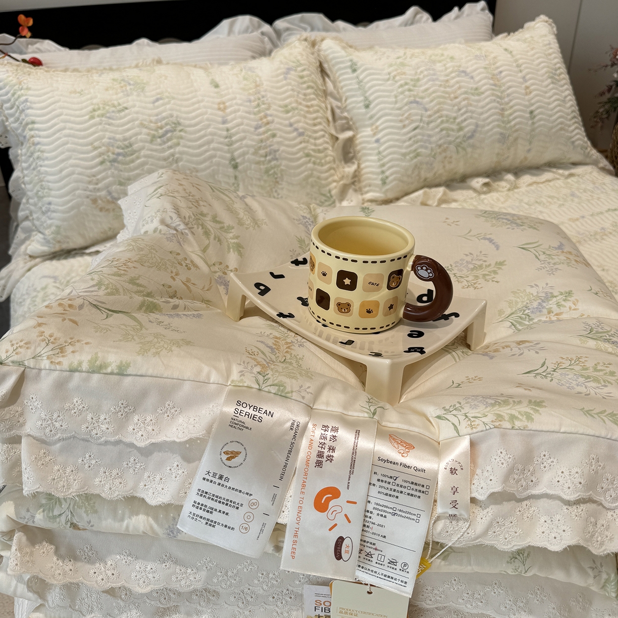 91家纺网 家纺一手货源 找家纺 莱豫家纺 2025新款全棉花边四季被5斤有同款床盖三件套 芳草恋