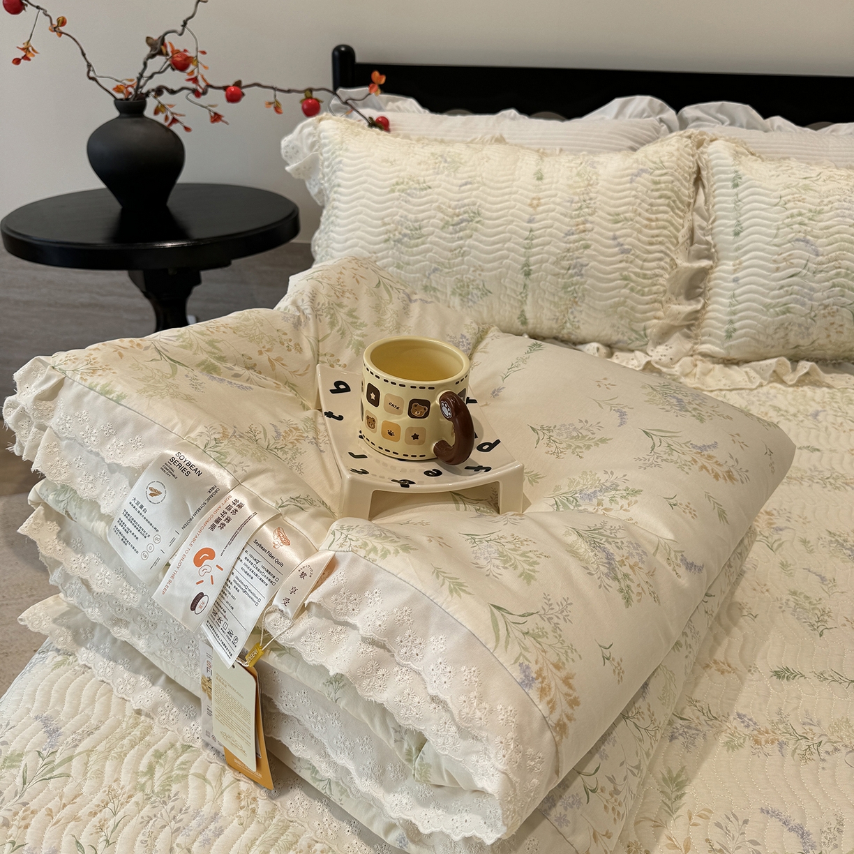 91家纺网 家纺一手货源 找家纺 莱豫家纺 2025新款全棉花边四季被5斤有同款床盖三件套 芳草恋