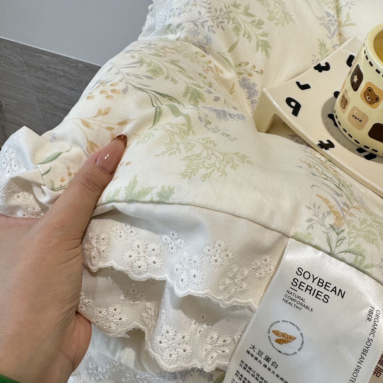 91家纺网 家纺一手货源 找家纺 莱豫家纺 2025新款全棉花边四季被5斤有同款床盖三件套 芳草恋