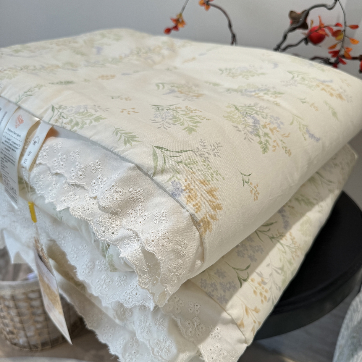 91家纺网 家纺一手货源 找家纺 莱豫家纺 2025新款全棉花边四季被5斤有同款床盖三件套 芳草恋