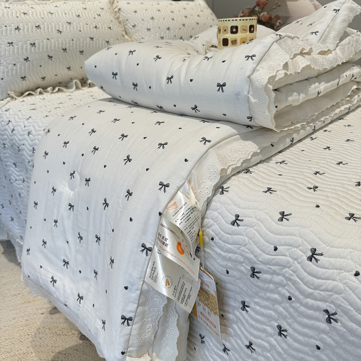 91家纺网 家纺一手货源 找家纺 莱豫家纺 2025新款全棉花边四季被5斤有同款床盖三件套 蝴蝶结