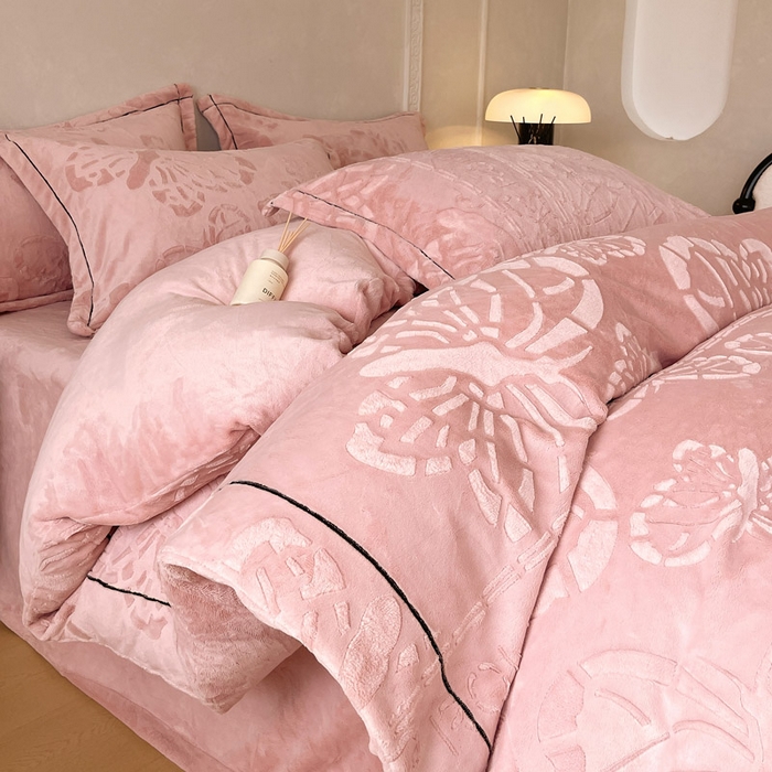 91家纺网 家纺一手货源 找家纺 慕希家纺 2025新款高克重牛奶绒雕花四件套-蝶梦 蝶梦-藕粉色