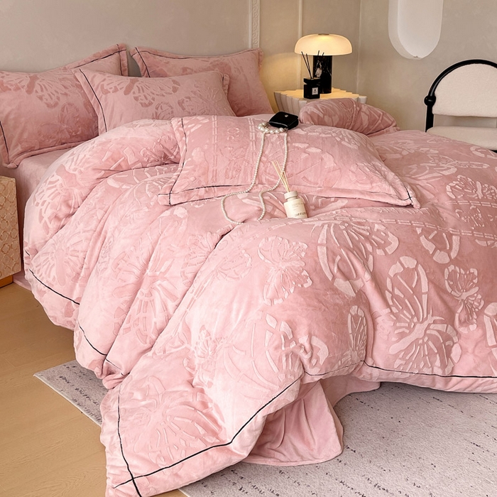 91家纺网 家纺一手货源 找家纺 慕希家纺 2025新款高克重牛奶绒雕花四件套-蝶梦 蝶梦-藕粉色