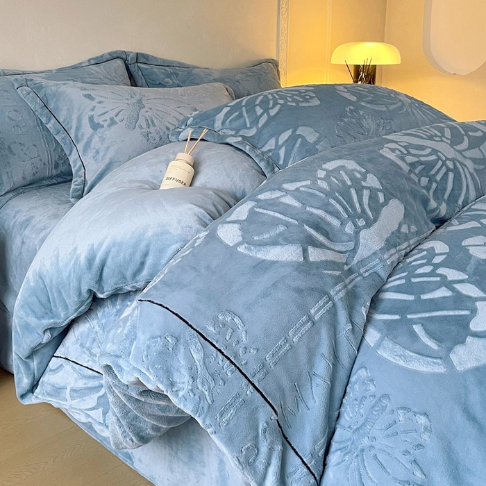 91家纺网 家纺一手货源 找家纺 慕希家纺 2025新款高克重牛奶绒雕花四件套-蝶梦 蝶梦-雾霾蓝