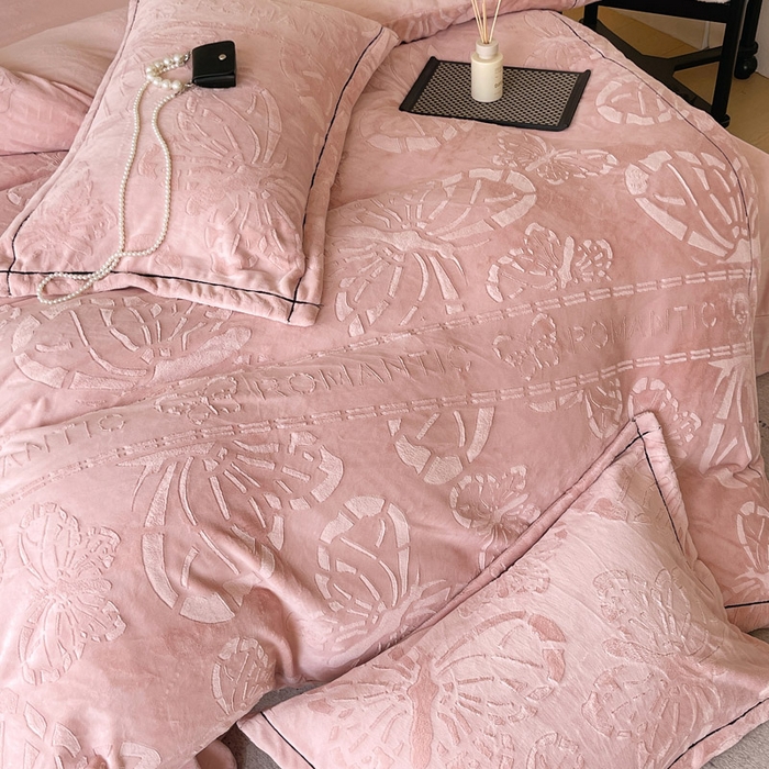 91家纺网 家纺一手货源 找家纺 慕希家纺 2025新款高克重牛奶绒雕花四件套-蝶梦 蝶梦-藕粉色