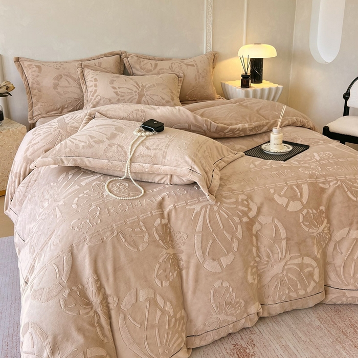 91家纺网 家纺一手货源 找家纺 慕希家纺 2025新款高克重牛奶绒雕花四件套-蝶梦 蝶梦-可可棕