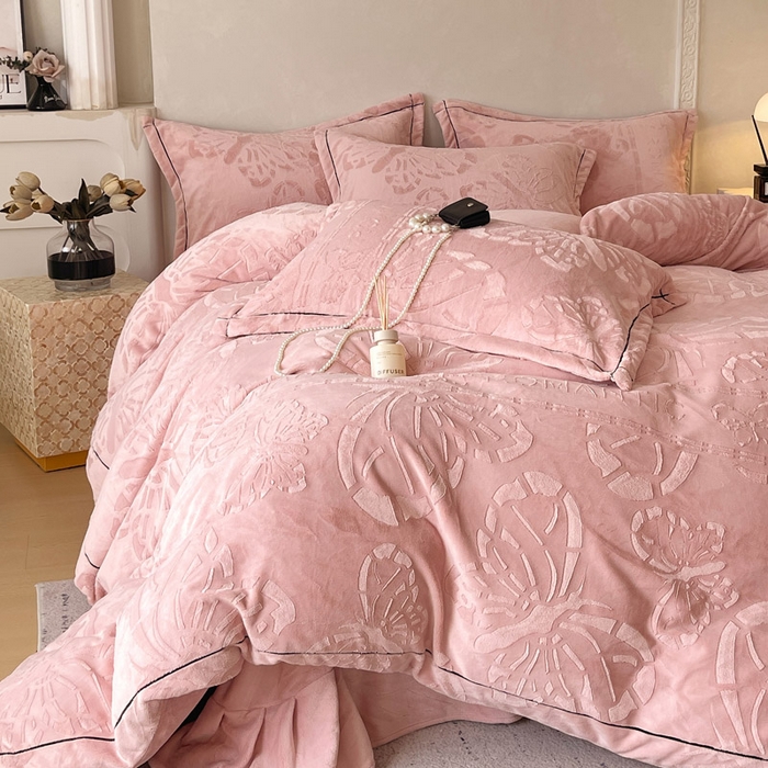 91家纺网 家纺一手货源 找家纺 慕希家纺 2025新款高克重牛奶绒雕花四件套-蝶梦 蝶梦-藕粉色