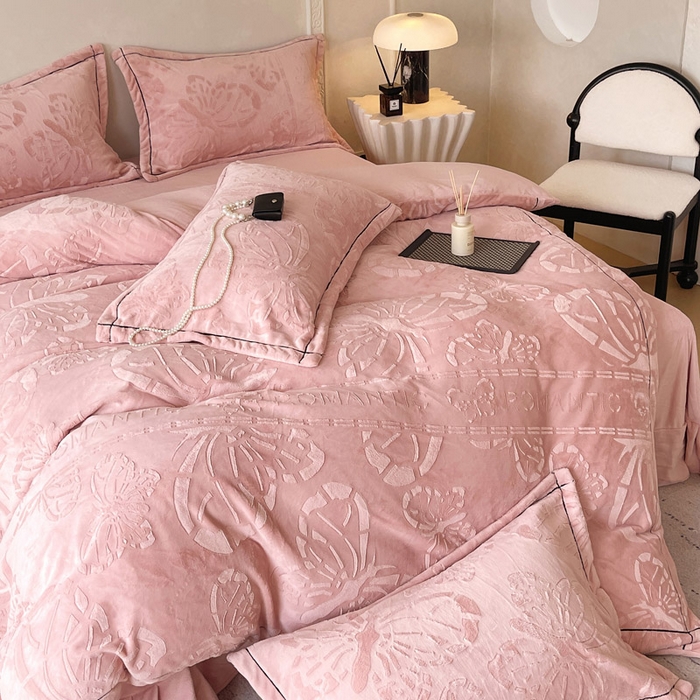 91家纺网 家纺一手货源 找家纺 慕希家纺 2025新款高克重牛奶绒雕花四件套-蝶梦 蝶梦-藕粉色