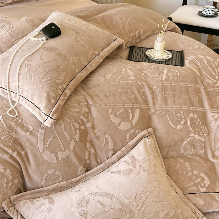 91家纺网 家纺一手货源 找家纺 慕希家纺 2025新款高克重牛奶绒雕花四件套-蝶梦 蝶梦-可可棕