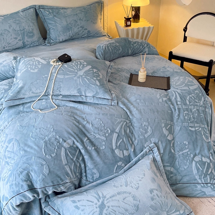 91家纺网 家纺一手货源 找家纺 慕希家纺 2025新款高克重牛奶绒雕花四件套-蝶梦 蝶梦-雾霾蓝