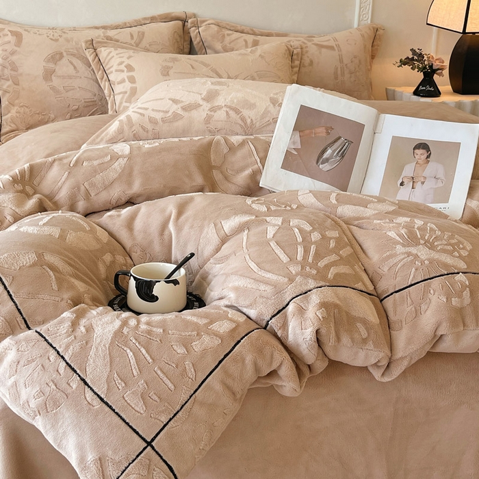 91家纺网 家纺一手货源 找家纺 慕希家纺 2025新款高克重牛奶绒雕花四件套-蝶梦 蝶梦-可可棕