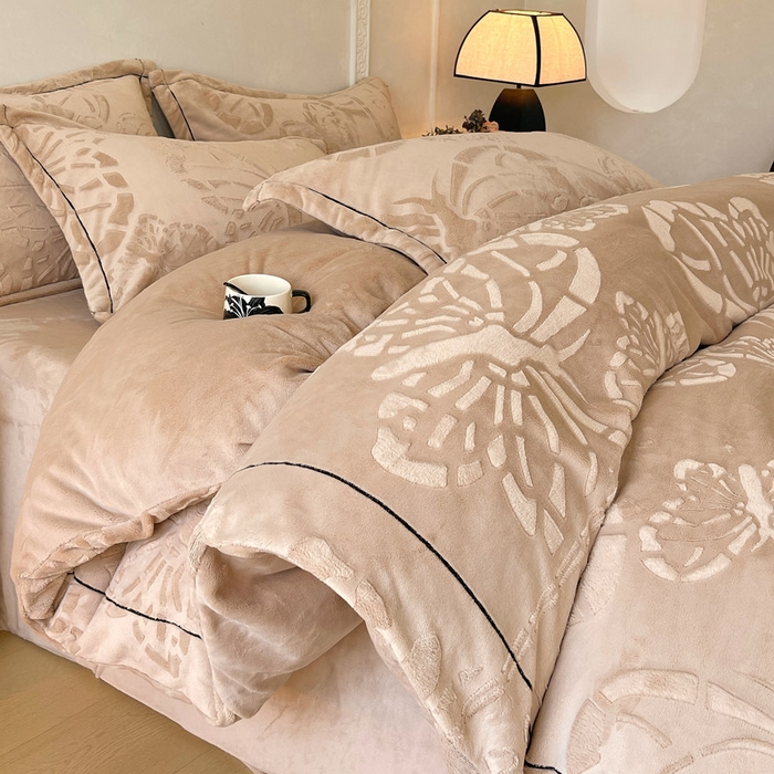 91家纺网 家纺一手货源 找家纺 慕希家纺 2025新款高克重牛奶绒雕花四件套-蝶梦 蝶梦-可可棕